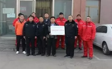 交警大隊深入?；\輸公司進行春運安全檢查