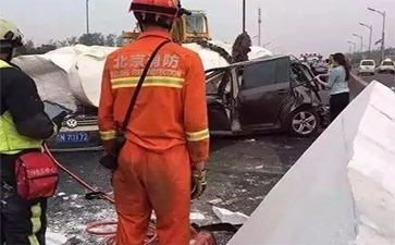 運輸佛像的大車側翻，佛像摔斷，引發(fā)大堵車